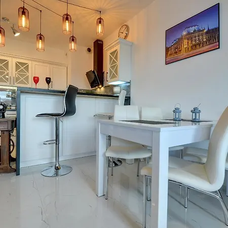 Lodz4rent - Klimatyzacja - Premium 9,7 - Manufaktura - Garaż - Audioriver 2026 Łódź