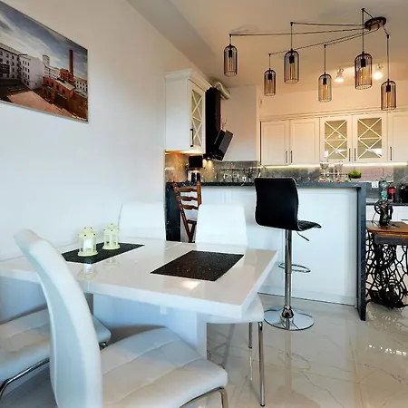 Lodz4rent - Klimatyzacja - Premium 9,7 - Manufaktura - Garaż - Audioriver 2026 Łódź